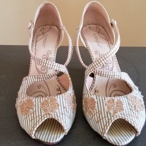 Gently Worn Kenzie Size 8M Wedges